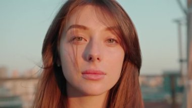 Depresyondaki genç ve duygusal bir kadının kamera karşısında yakın plan portresi.