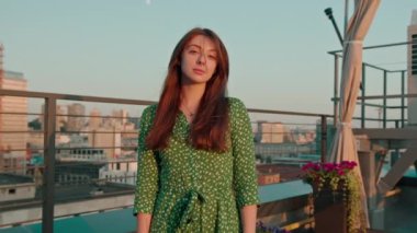 Depresyondaki genç ve duygusal bir kadının portresi. Kameraya bakıyor.