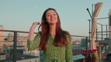 Genç, güzel, duygusal ve mutlu bir kadının portresi. Akıl sağlığı kamerasına bakıyor.