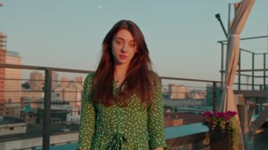 Depresyondaki genç ve duygusal bir kadının portresi. Kameraya bakıyor.