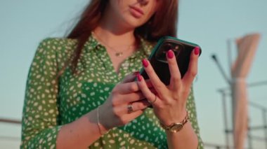 Kuryeyle haberleşme yoluyla akıllı telefon mesajları tutan kadınların yakın çekimleri