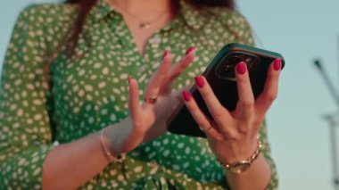 Kuryeyle haberleşme yoluyla akıllı telefon mesajları tutan kadınların yakın çekimleri
