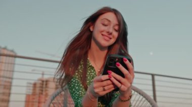 Kuryeyle haberleşme yoluyla akıllı telefon mesajları tutan kadınların yakın çekimleri