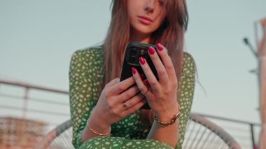 Kuryeyle haberleşme yoluyla akıllı telefon mesajları tutan kadınların yakın çekimleri