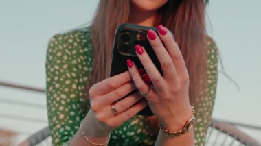 Kuryeyle haberleşme yoluyla akıllı telefon mesajları tutan kadınların yakın çekimleri