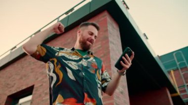 Bir adam elinde bir akıllı telefon ile çevrimiçi kurye ile mesajlaşıyor.