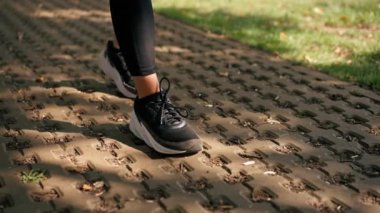 Park 'ta sabah antrenmanı sırasında hız yarışına hazırlanan profesyonel bir sporcunun yakın çekimi.