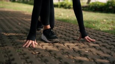 Park 'ta sabah antrenmanı sırasında hız yarışına hazırlanan profesyonel bir sporcunun yakın çekimi.