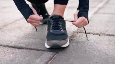 Bağcıkları bağlayan kadın ellerinin yakın plan sabah antrenmanı sırasında özel koşu ayakkabıları