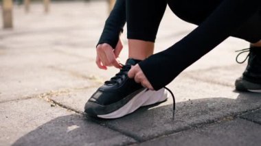Bağcıkları bağlayan kadın ellerinin yakın plan sabah antrenmanı sırasında özel koşu ayakkabıları