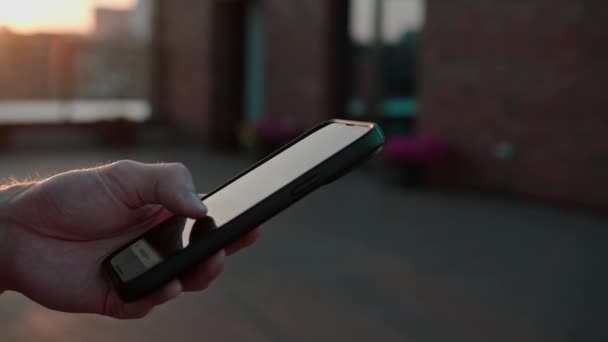 Zblízka Mužské Ruce Držící Smartphone Textové Zprávy Přes Messenger Line — Stock video