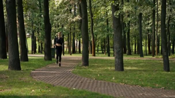 Ung Flicka Sportkläder Och Hörlurar Körs Parken Morgonen Upprätthålla Fysisk — Stockvideo