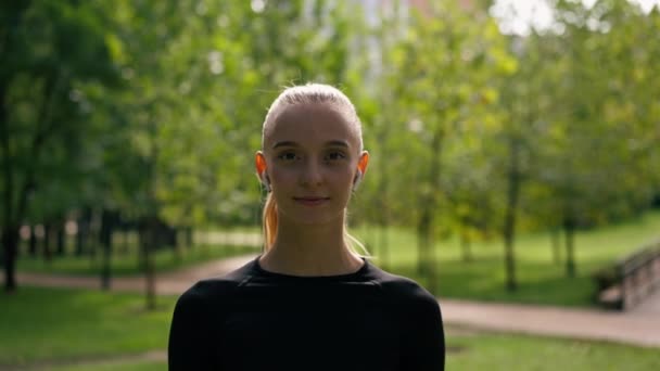 Портрет Молодої Красивої Дівчини Спортивному Одязі Міському Парку Перед Початком — стокове відео