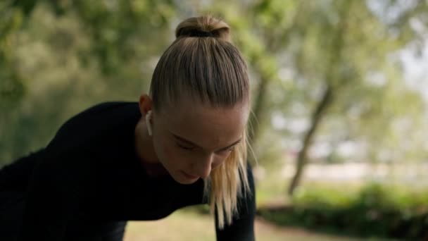 Retrato Profesional Chica Atleta Prepara Para Carrera Velocidad Durante Entrenamiento — Vídeo de stock