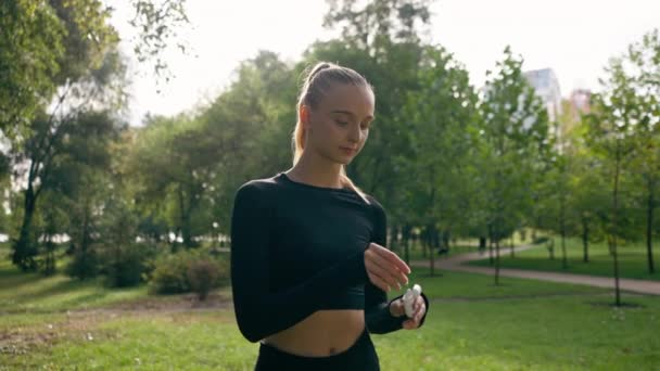 Portré Egy Fiatal Gyönyörű Lányról Sportruházatban Egy Városi Parkban Amint — Stock videók