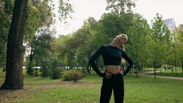 Dívka Sportovec Sportovní Uniformě Provádí Ohýbání Šíje Ramen Během Zahřívání — Stock video