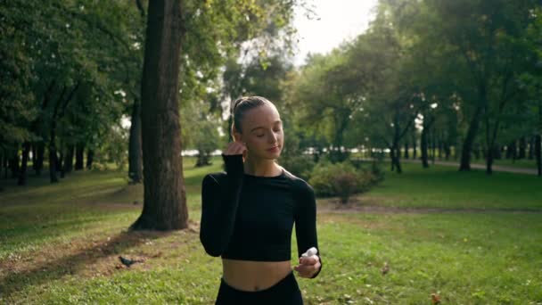 스포츠 소녀는 그녀의 신선한 음악과 헤드폰에 — 비디오