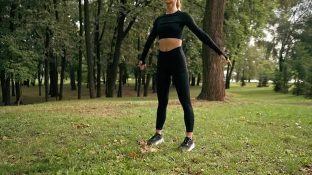 Sportmeisje Maakt Ronde Bewegingen Met Haar Armen Opwarmen Van Haar — Stockvideo