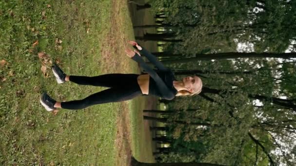 Verticale Video Sportmeisje Maakt Cirkelvormige Bewegingen Met Haar Armen Opwarmen — Stockvideo