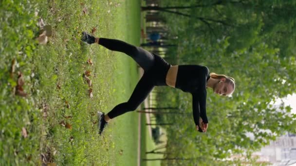 Een Jong Meisje Sportkleding Voert Een Longtraining Evenwicht Strek Heupspieren — Stockvideo