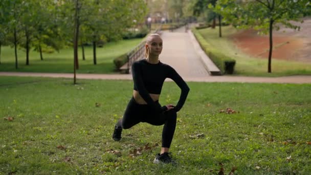 Ένα Νεαρό Κορίτσι Αθλητικά Εκτελεί Μια Lunge Ισορροπία Τρένο Άσκηση — Αρχείο Βίντεο