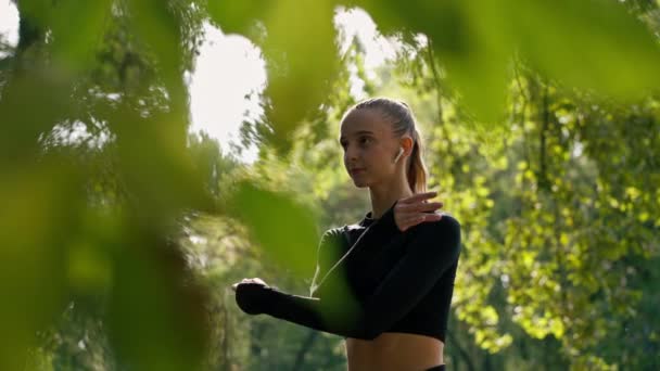Spor Kızı Antrenmandan Önce Kollarını Omuz Eklemlerini Isıtarak Dairesel Hareketler — Stok video