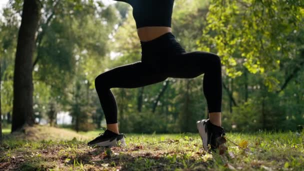 Close Van Atleet Meisje Voert Oefeningen Voor Been Training Squats — Stockvideo
