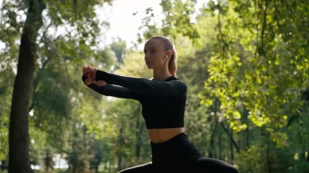 Sporcu Kız Parkta Aktif Yaşam Tarzında Sabah Egzersizleri Sırasında Bacak — Stok video