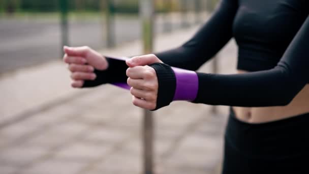 Close Uma Menina Realizando Exercícios Com Bandas Elásticas Fortalecer Músculos — Vídeo de Stock