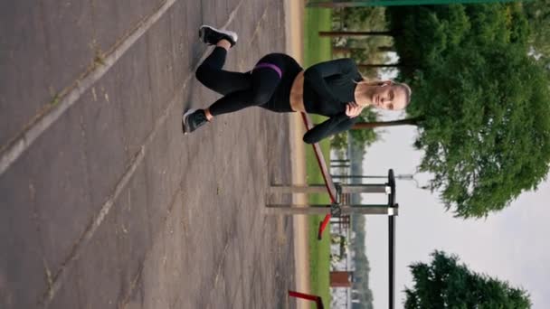Вертикальное Видео Красивая Девушка Спортивной Форме Выполняет Упражнения Накачать Ноги — стоковое видео