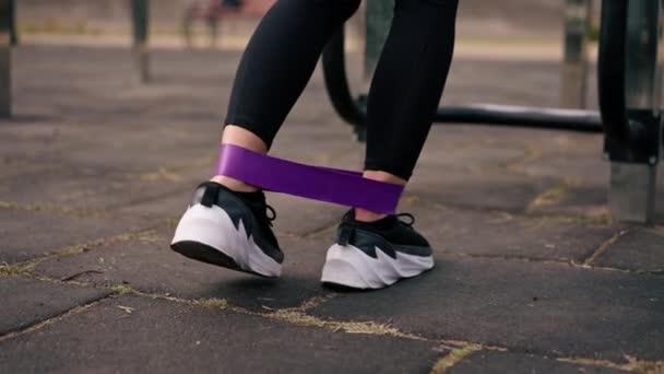 Κοντινό Πλάνο Των Ποδιών Του Αθλητικού Γυμναστή Κορίτσι Εκτελεί Ασκήσεις — Αρχείο Βίντεο