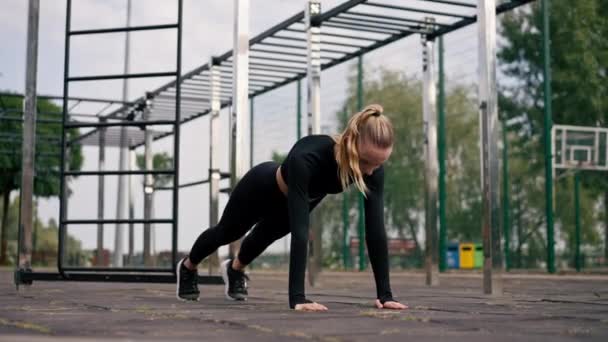 Sportowa Dziewczyna Wykonuje Ćwiczenia Deski Aby Wzmocnić Wszystkie Grupy Mięśni — Wideo stockowe