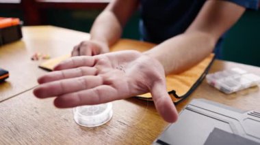 Bir adamın olta ipini tuttuğu ya da serbest balık tutmak için oltaya takıldığı yakın plan.