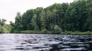 Bir sağanak sırasında yağmurdan gelen yağmur damlaları nehri.