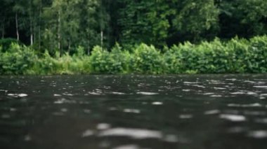 Bir sağanak sırasında yağmurdan gelen yağmur damlaları nehri.