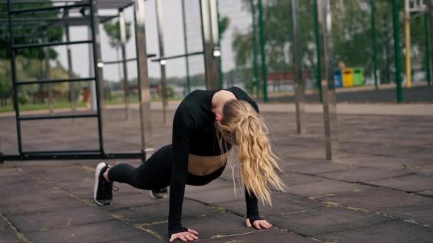 Een Meisje Voert Een Plank Oefening Haar Rug Strekken Een — Stockvideo