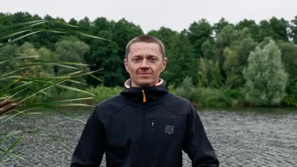 Porträt Eines Lächelnden Fischers Mit Angelrute Oder Spinnrute Und Professionellem — Stockvideo