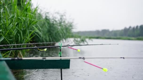 Arka Planda Yakın Plan Dönen Karanlık Nehir Sporları Balıkçılık Hobisi — Stok video