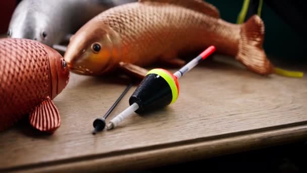 フロートのクローズアップは 魚のスレーブ釣りスポーツ趣味装置の背景にあります — ストック動画