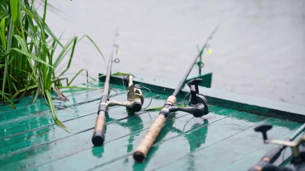 Primer Plano Girando Fondo Oscuro Río Deportes Acuáticos Pesca Hobby — Vídeo de stock