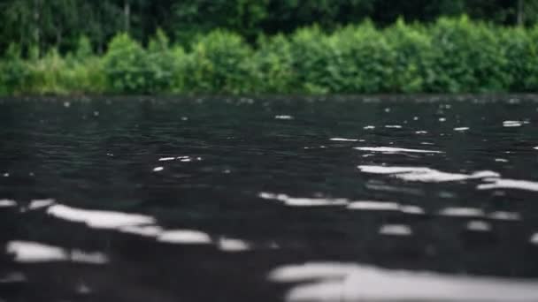 Ландшафтная Река Время Ливня Капли Воду Дождя Крупным Планом — стоковое видео