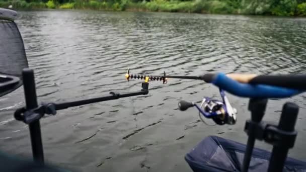 Közeli Spinning Háttérben Sötét Folyó Víz Sport Horgászat Hobbi Aktív — Stock videók