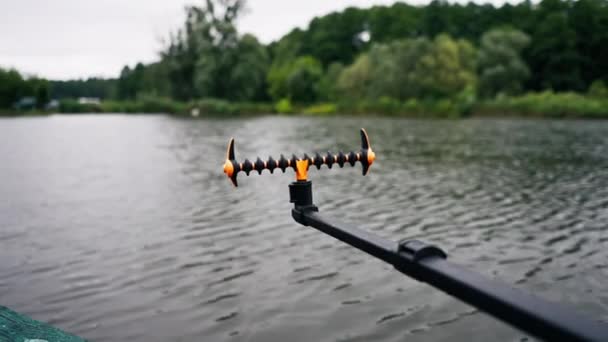 Närbild Spinning Bakgrunden Mörk Flod Vattensporter Fiske Hobby Aktiv Rekreation — Stockvideo