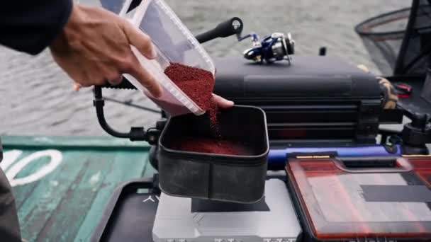 Primo Piano Pescatore Appeso Esca Pesce Diversi Colori Dal Contenitore — Video Stock