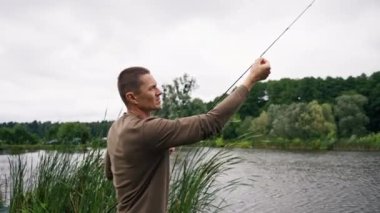 Uçan balıkçı erkek eller olta ile elleri dönen serbest beslenme metodu