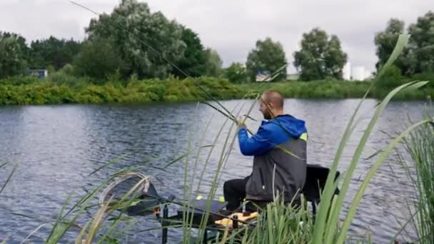 Pêcheur Avec Canne Pêche Filature Outils Professionnels Assis Sur Rive — Video