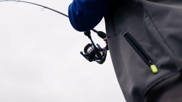 Nelayan Dengan Pancing Atau Pemintalan Dan Alat Alat Profesional Yang — Stok Video