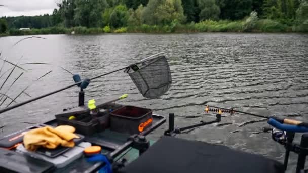 Ein Professionelles Netz Zum Fangen Von Fischen Auf Dem Hintergrund — Stockvideo