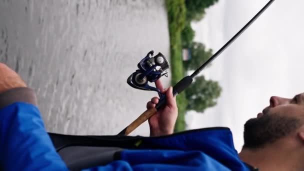 Balıkçı Balıkçı Oltayla Dönen Aletlerle Nehir Kıyısında Dikiz Aynasından Balık — Stok video