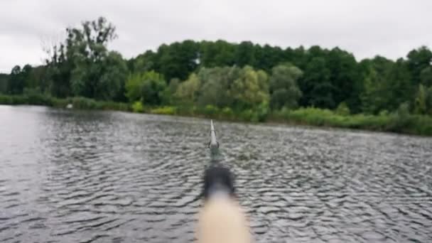 Gros Plan Filature Sur Fond Sombre Rivière Sports Nautiques Pêche — Video